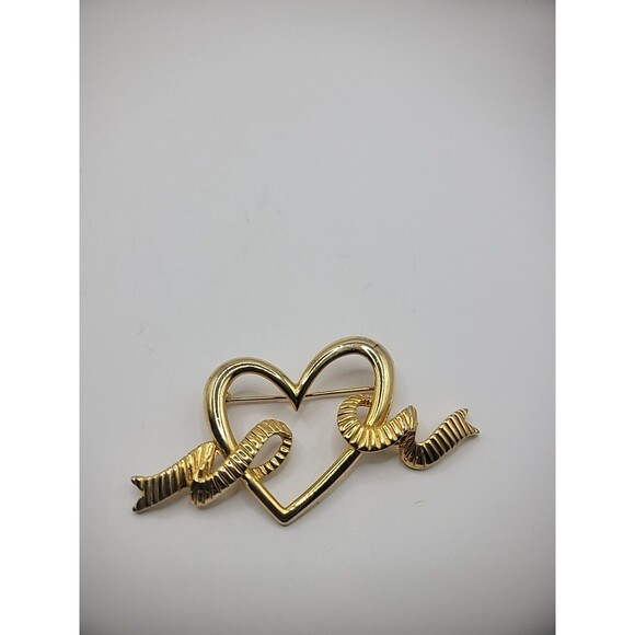 Vintage Brooch Pin Heart Ribbon Ribbed Gold Tone Jewelry Costume - Picture 1 of 11